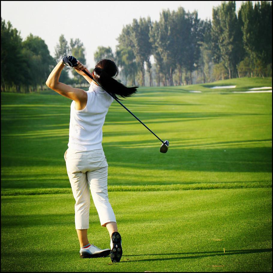 女性打高尔夫